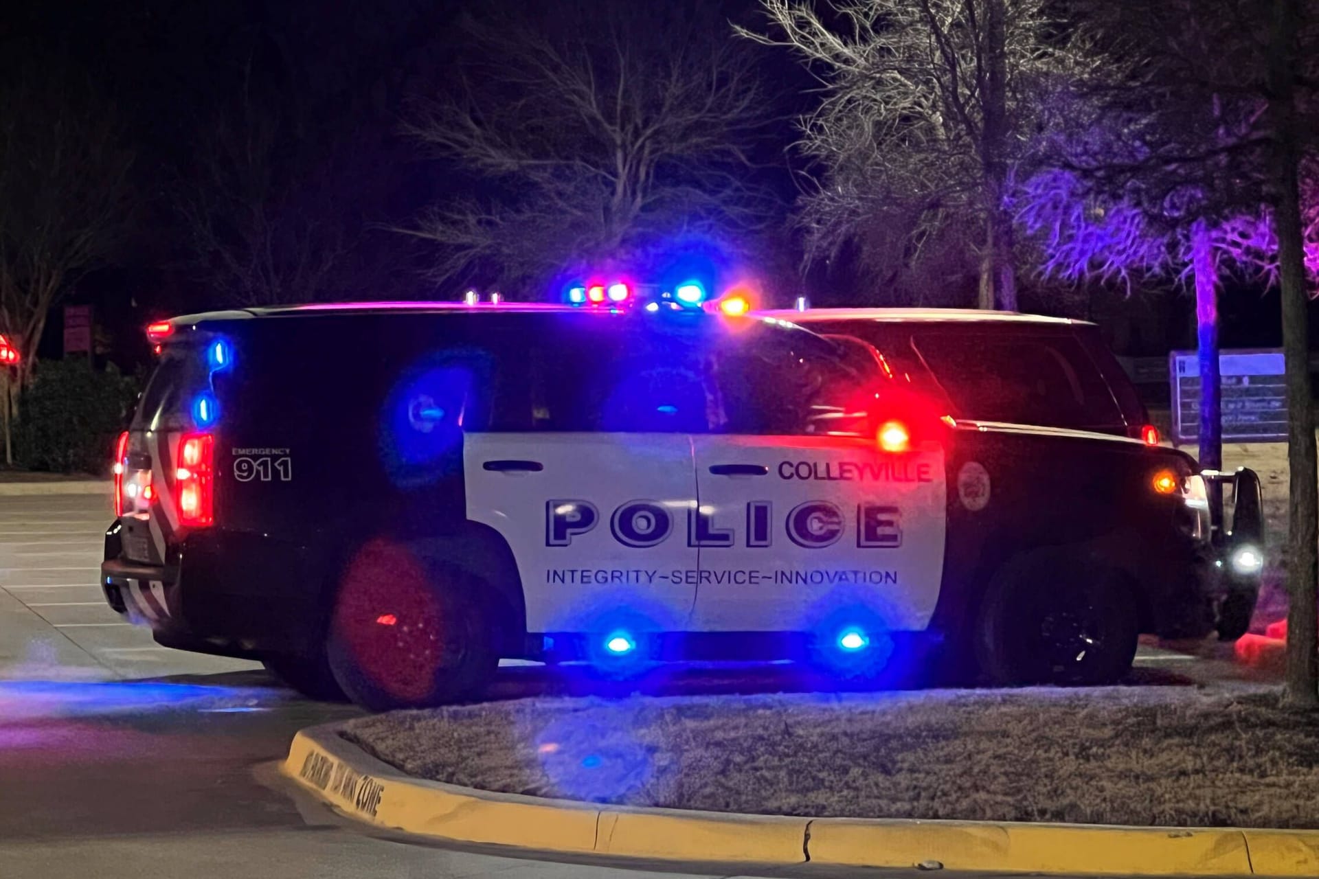 Polizeiauto in Texas (Symbolbild): In dem Bundesstaat hat ein Kind mit einer "geladenen halbautomatischen Pistole" versehentlich seine Schwester erschossen.