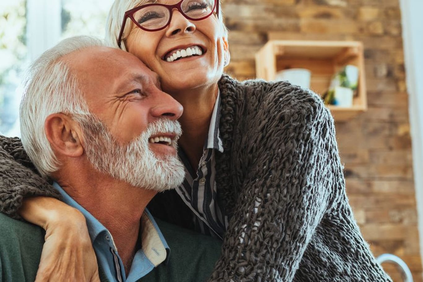 Fröhliches Rentnerpaar (Symbolbild): Wer sich frühzeitig Gedanken um seine Altersvorsorge macht, kann unter Umständen viel Geld sparen.