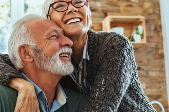 Fröhliches Rentnerpaar (Symbolbild): Wer sich frühzeitig Gedanken um seine Altersvorsorge macht, kann unter Umständen viel Geld sparen.