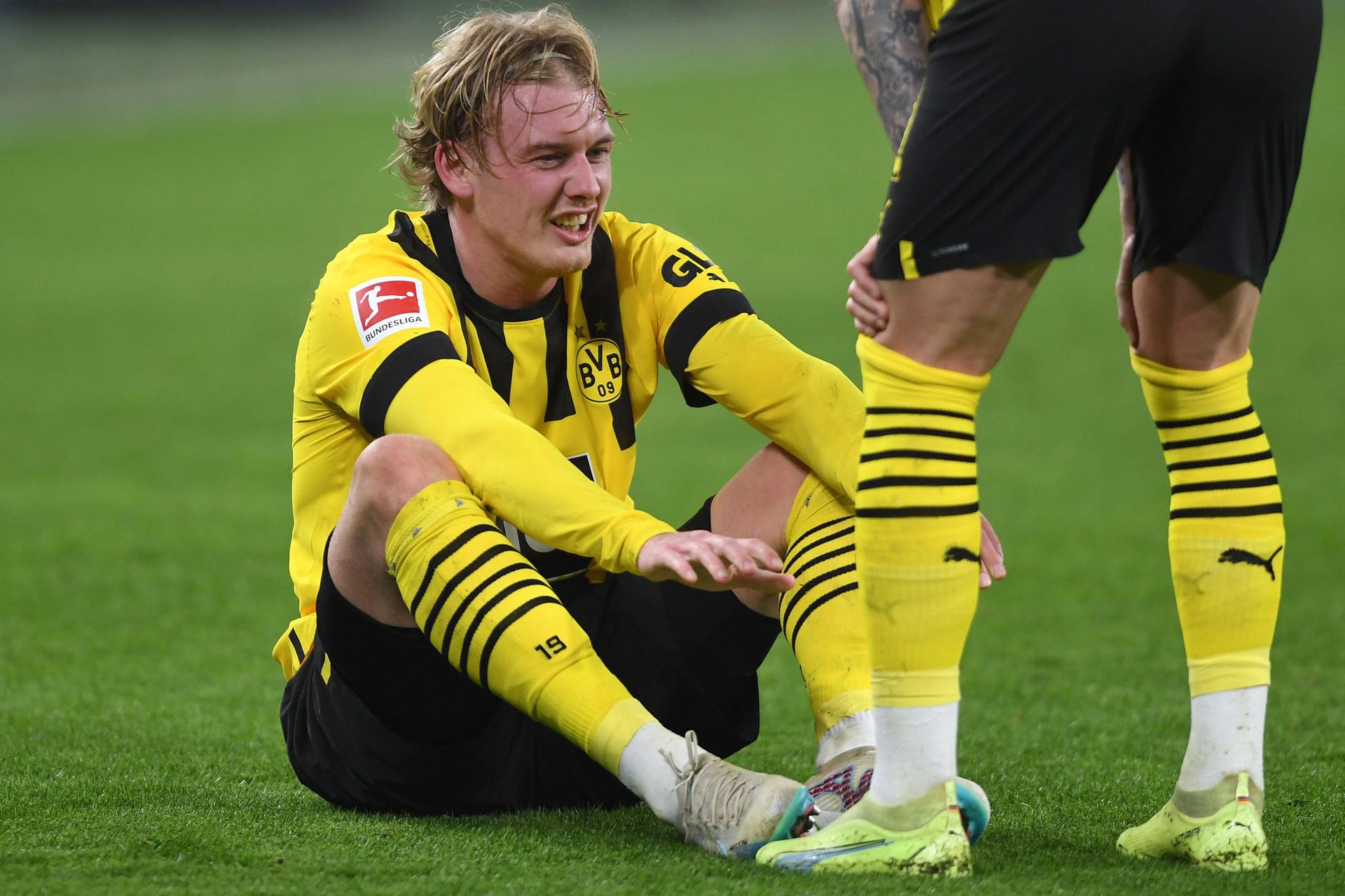 Julian Brandt am Boden: Gegen Chelsea musst der BVB-Profi früh vom Platz.