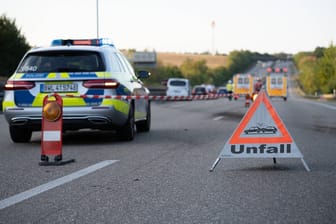 Verkehrsunfall auf der Autobahn (Symbolbild): Auf der A7 wurde ein Motorradfahrer schwer verletzt.
