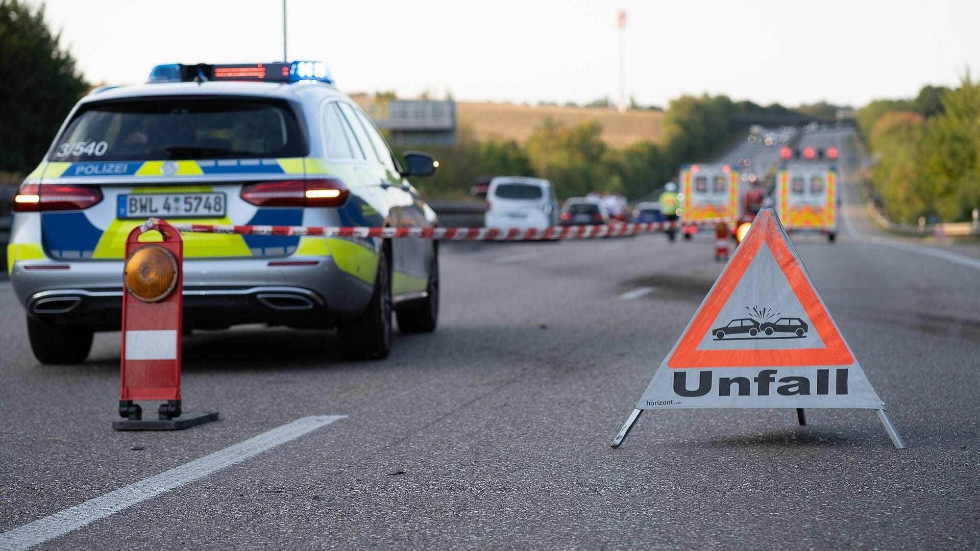 Verkehrsunfall auf der Autobahn (Symbolbild): Auf der A7 wurde ein Motorradfahrer schwer verletzt.