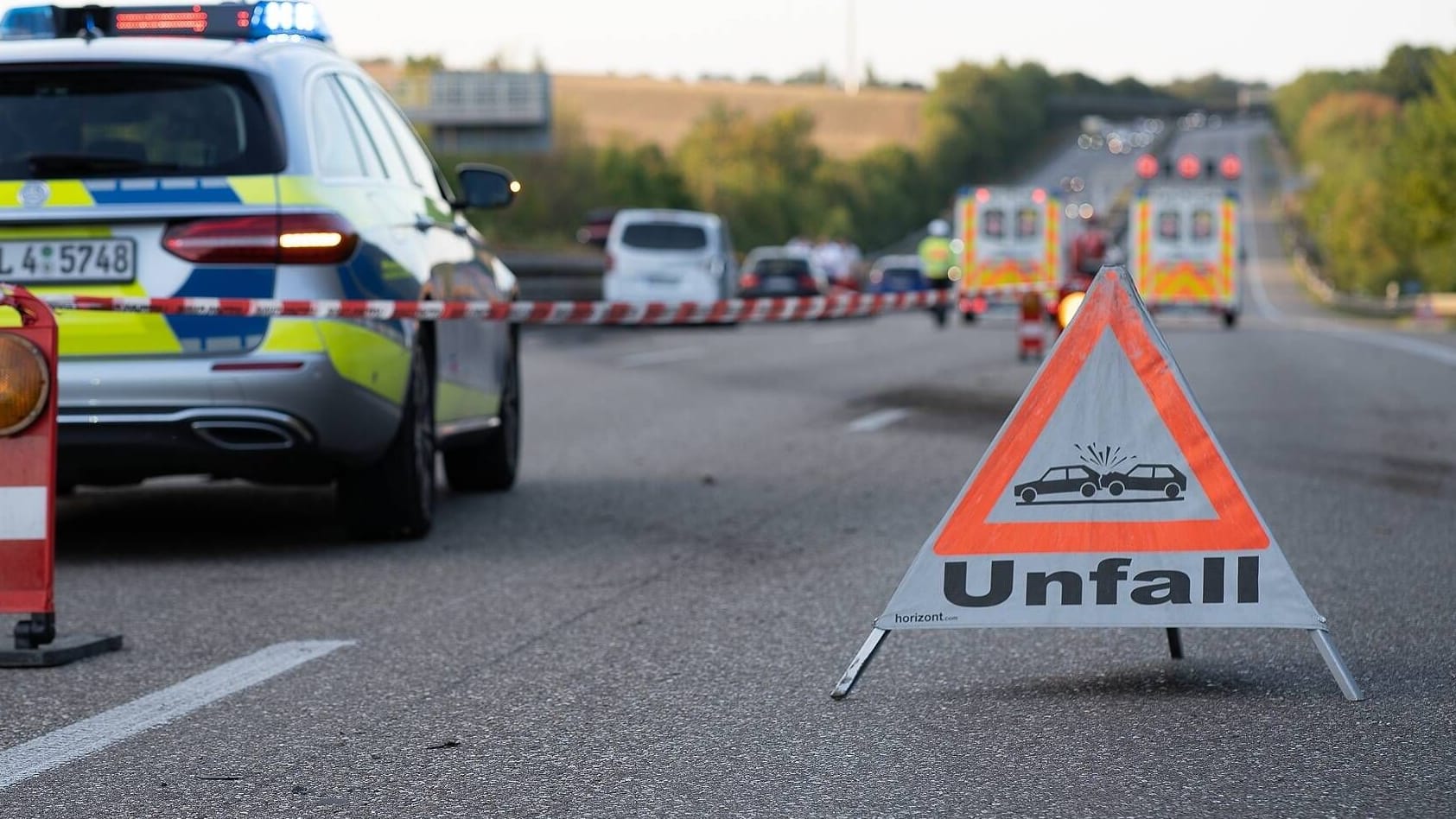 Verkehrsunfall auf der Autobahn (Symbolbild): Auf der A7 wurde ein Motorradfahrer schwer verletzt. Verkehrsunfall auf der Autobahn (Symbolbild): Auf der A7 wurde ein Motorradfahrer schwer verletzt.