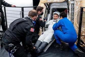 Der Astronaut Koichi Wakata von der Japan Aerospace Exploration Agency (JAXA) wird aus der SpaceX «Dragon»-Raumschiff an Bord eines Bergungsschiffs geholfen.