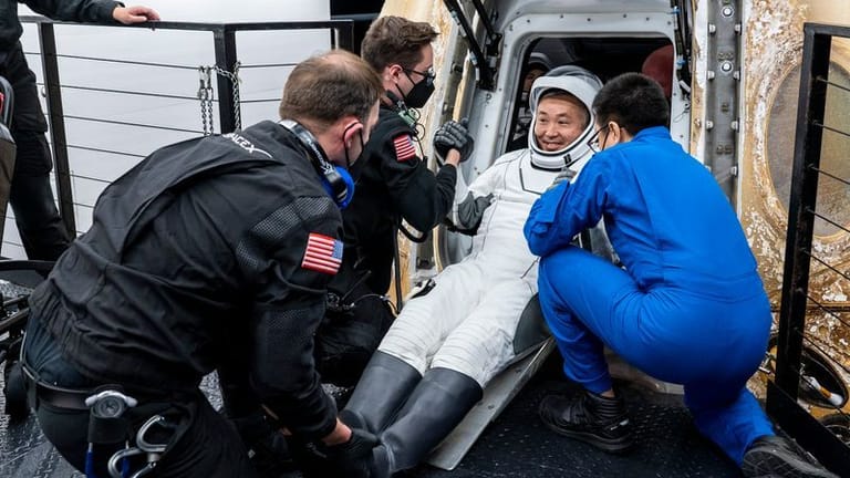 Der Astronaut Koichi Wakata von der Japan Aerospace Exploration Agency (JAXA) wird aus der SpaceX «Dragon»-Raumschiff an Bord eines Bergungsschiffs geholfen.