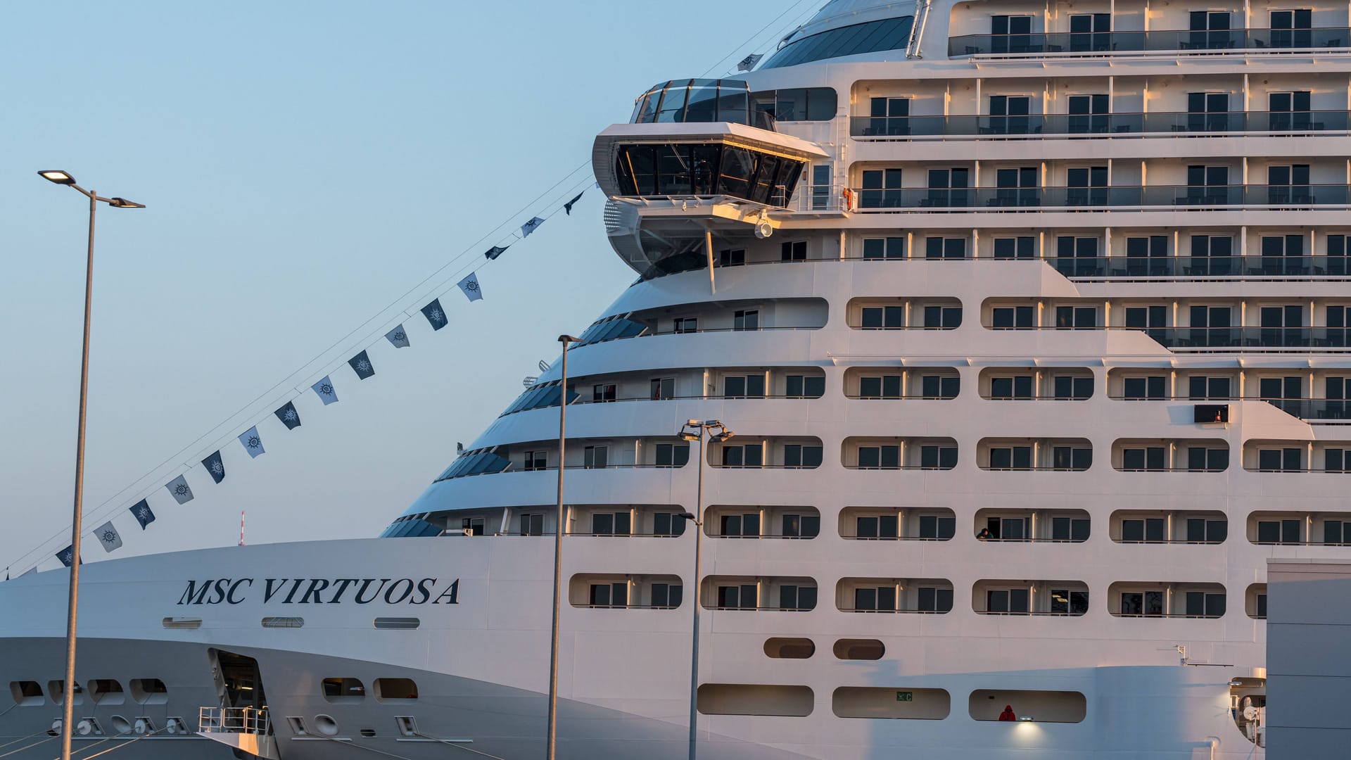 Die "MSC Virtuosa" im Hamburger Hafen (Archivbild): Das Kreuzfahrtschiff könnte vom Warnstreik betroffen sein.