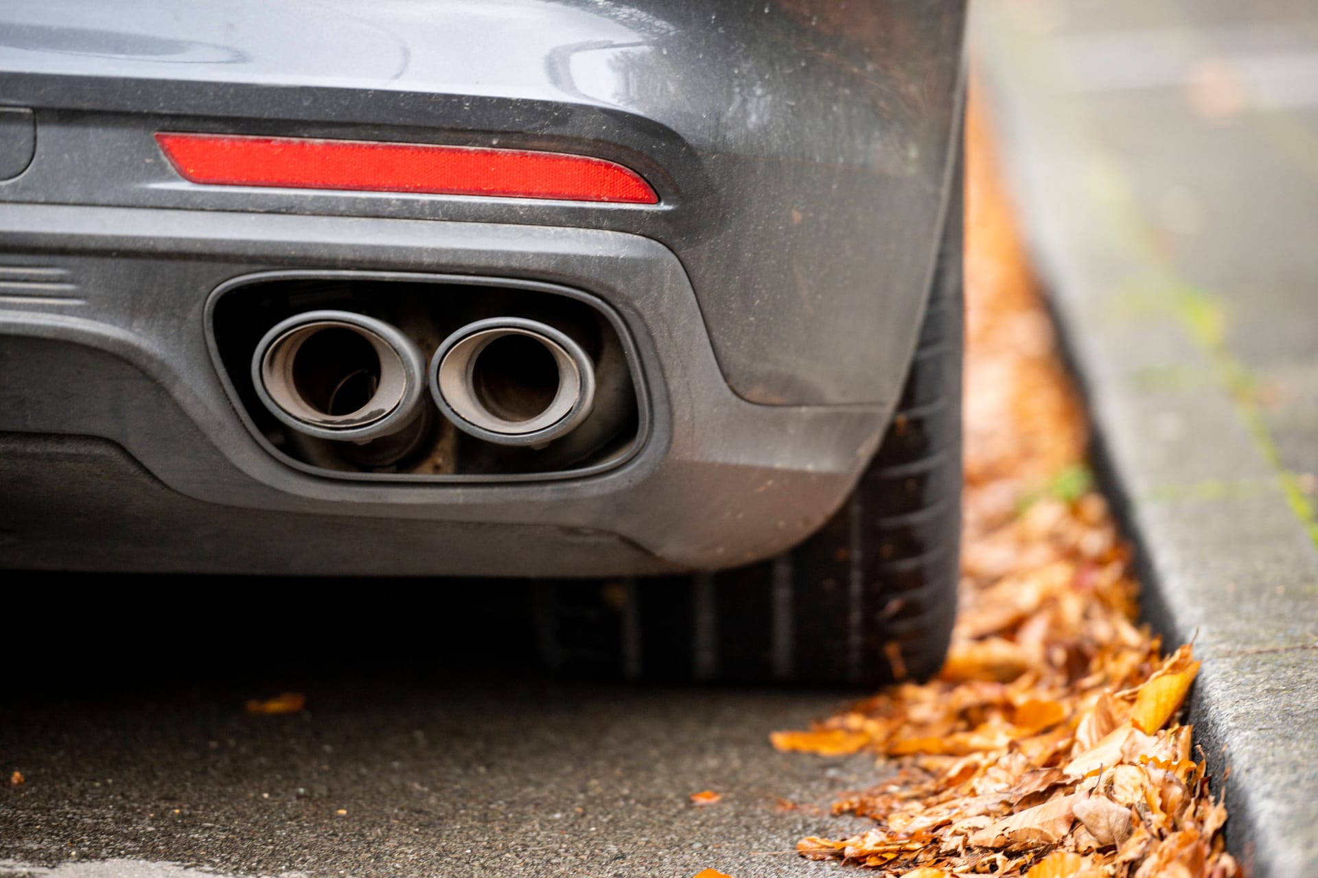 Auspuff eines Autos: Die EU hat die Abstimmung über ein pauschales Verbot für Verbrenner verschoben.