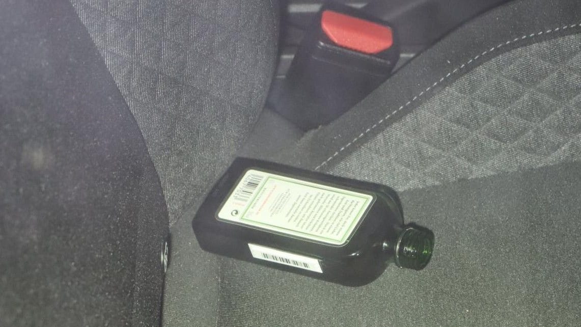 Eine Flasche Jägermeister liegt auf dem Beifahrersitz