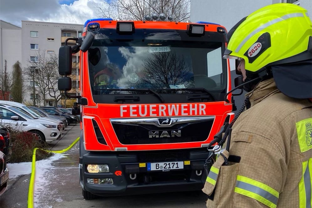 Feuerwehrkräfte am Einsatzort in Neu-Hohenschönhausen: