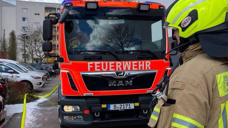 Feuerwehrkräfte am Einsatzort in Neu-Hohenschönhausen: