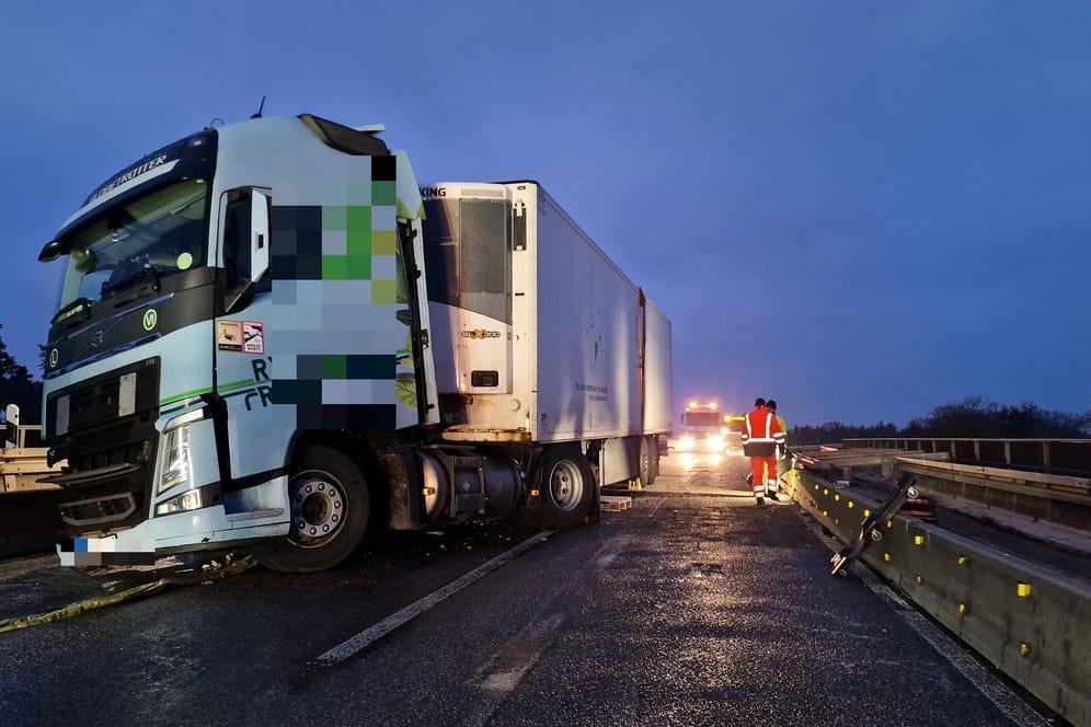 Nach einem Unfall auf der A60 gestalteten sich die Bergungsarbeiten aufwendig, weshalb die Autobahn stundenlang gesperrt wurde.