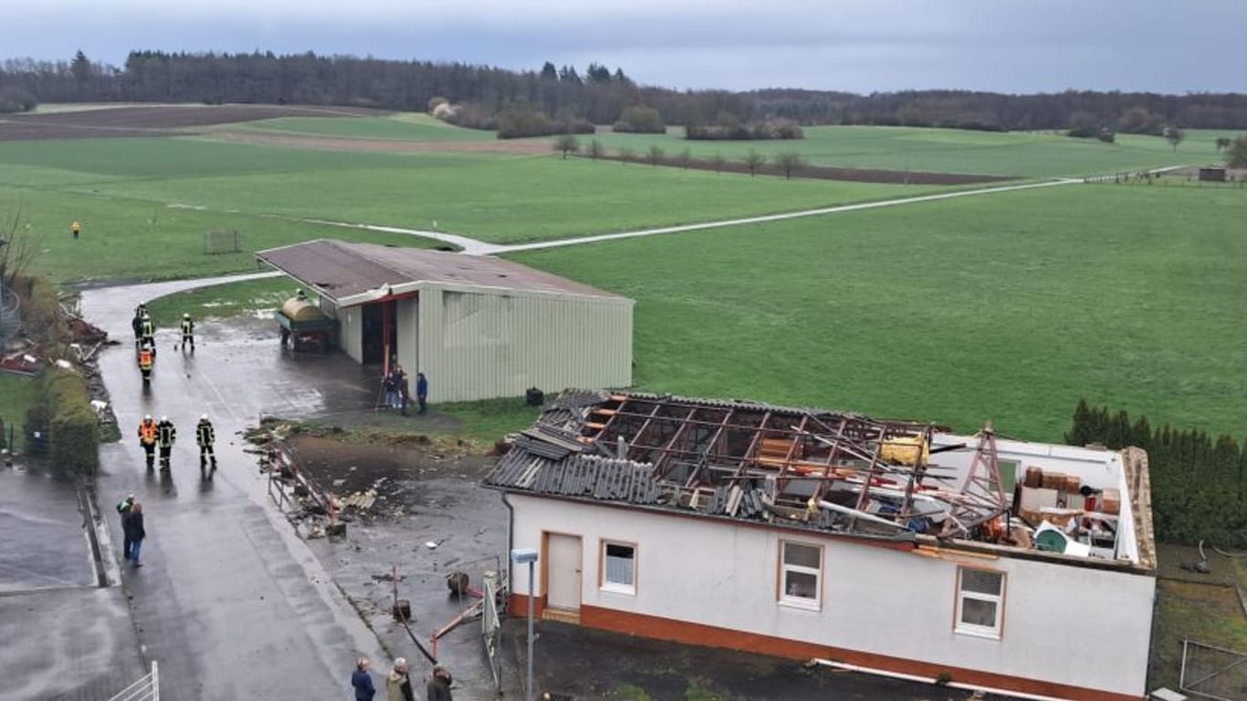 Ein beschädigtes Dach in der Gemeinde Fernwald im mittelhessischen Landkreis Gießen.