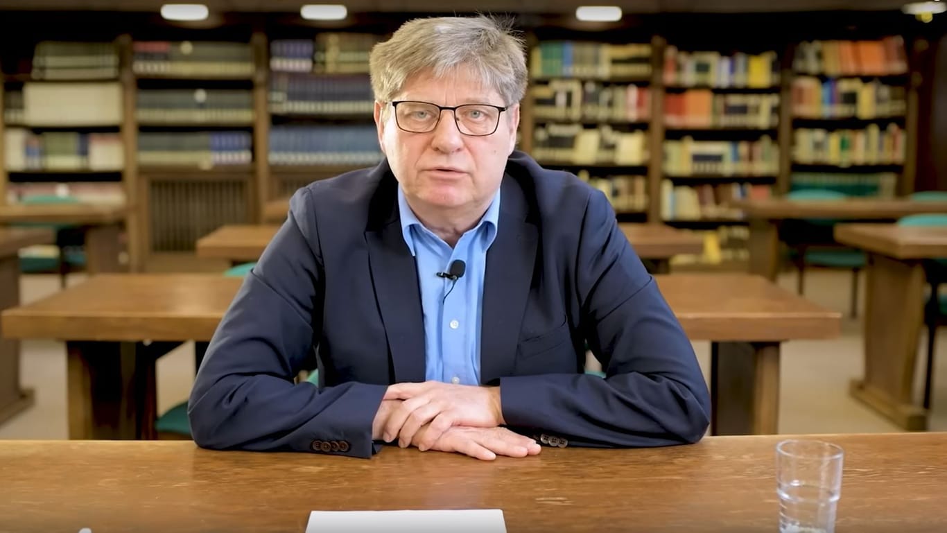 Screenshot aus dem Youtube-Video mit Klaus Gestwa: Unaufgeregt behandelt der Osteuropa-Historiker acht verschiedene Thesen zu Russland, der Ukraine und dem Ukraine-Krieg.