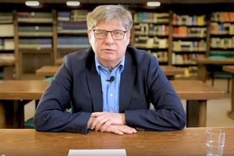 Screenshot aus dem Youtube-Video mit Klaus Gestwa: Unaufgeregt behandelt der Osteuropa-Historiker acht verschiedene Thesen zu Russland, der Ukraine und dem Ukraine-Krieg.