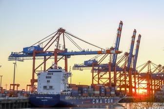 Container Hafen Hamburg: Deutschland ist auf dem Weg der Erholung.