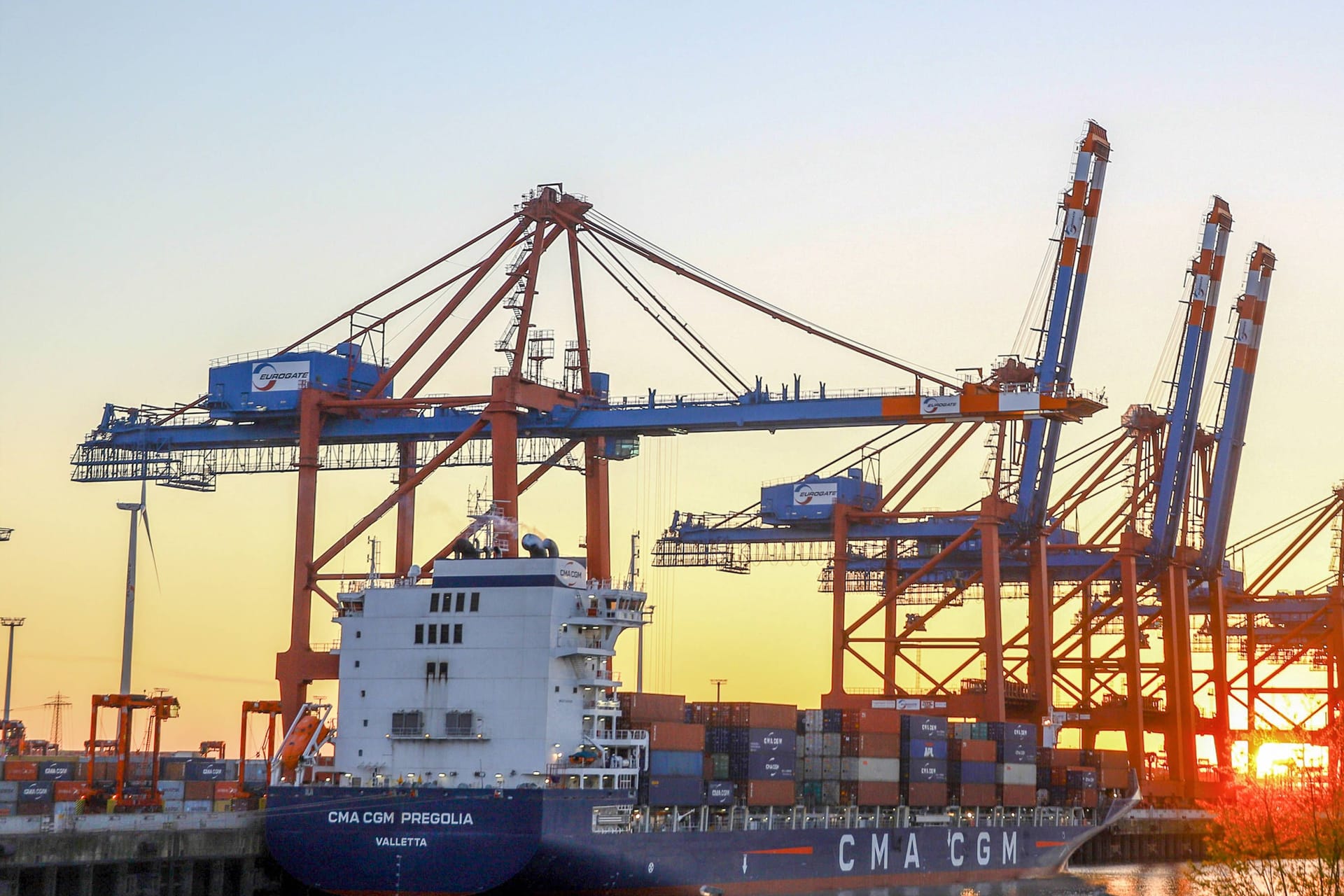 Container Hafen Hamburg: Deutschland ist auf dem Weg der Erholung.