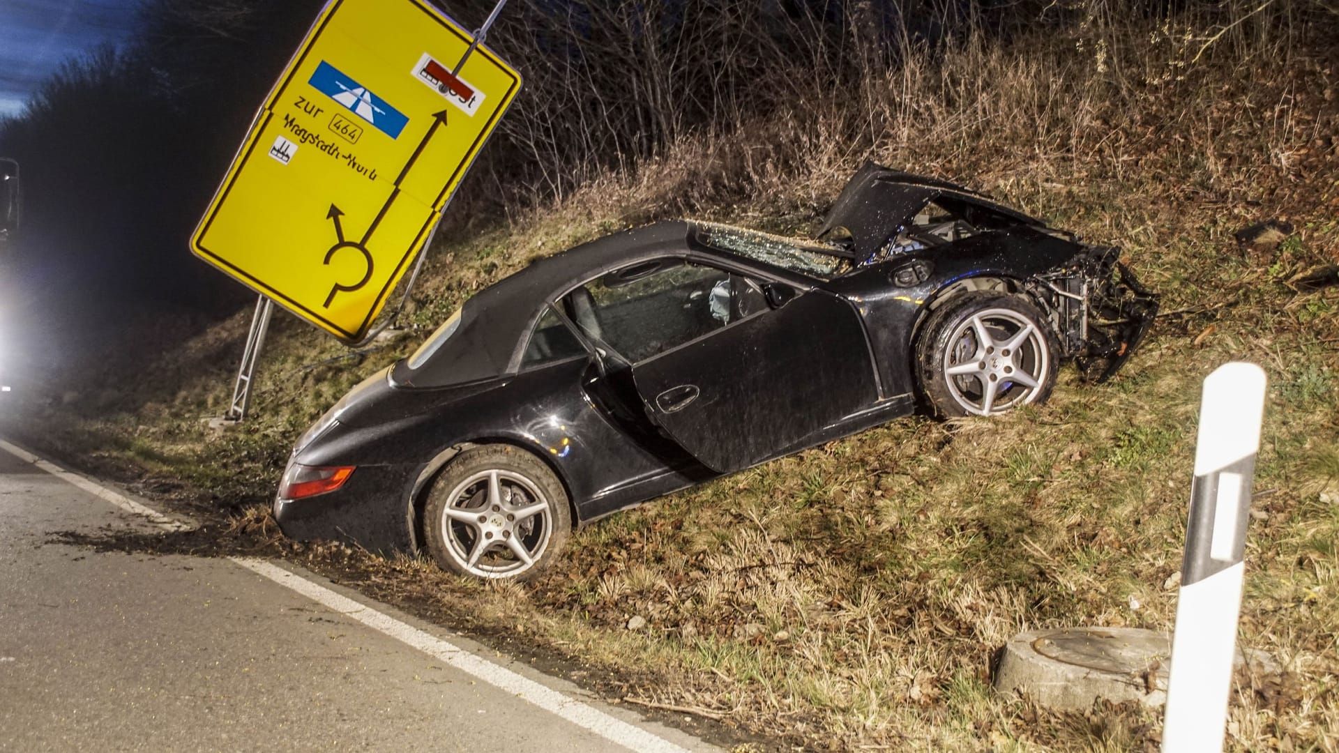 Der Porsche ist auf der Böschung zum Stillstand gekommen: Grund für den Unfal ist vermutlich ein medizinischer Notfall.