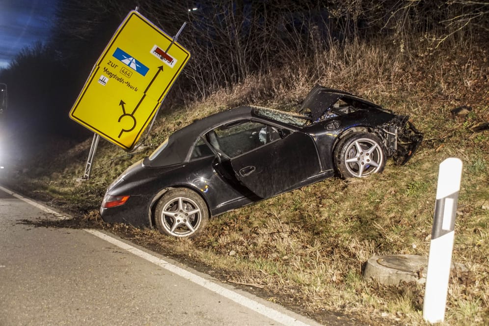 Der Porsche ist auf der Böschung zum Stillstand gekommen: Grund für den Unfal ist vermutlich ein medizinischer Notfall.