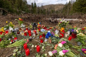 Kerzen, Blumen und Kuscheltiere liegen an der Stelle im Wald, an der die Menschen in Freudenberg Abschied von Luise nehmen: Das zwölfjährige Mädchen wurde am 11. März 2023 getötet.