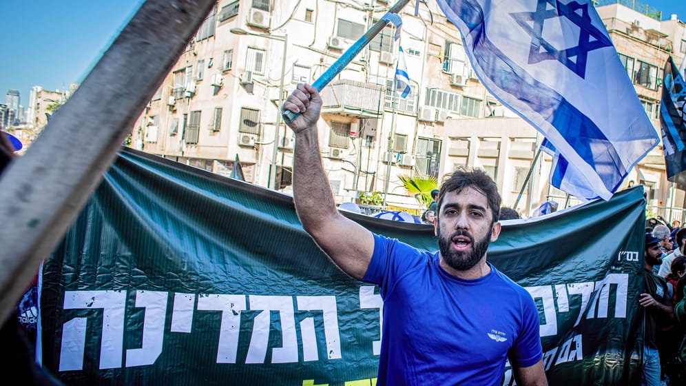 Proteste in Israel: Viele Israelis demonstrieren gegen die geplante Justizreform der rechtsextremen Regierung.