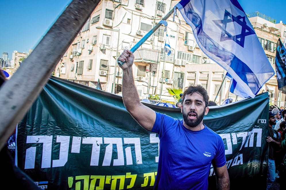 Proteste in Israel: Viele Israelis demonstrieren gegen die geplante Justizreform der rechtsextremen Regierung.