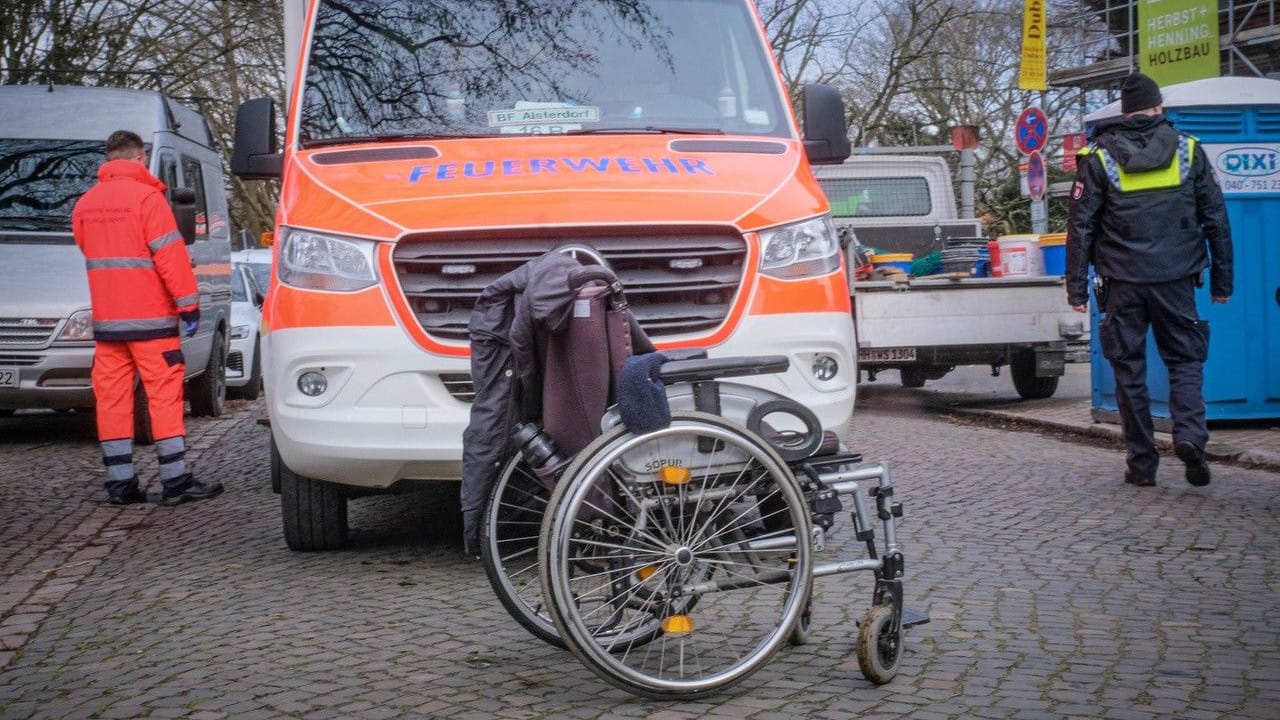 Der Rollstuhl steht vor einem Rettungswagen: Der verunglückte Mann wurde ins Krankenhaus gebracht. Der Rollstuhl steht vor einem Rettungswagen: Der verunglückte Mann wurde ins Krankenhaus gebracht.