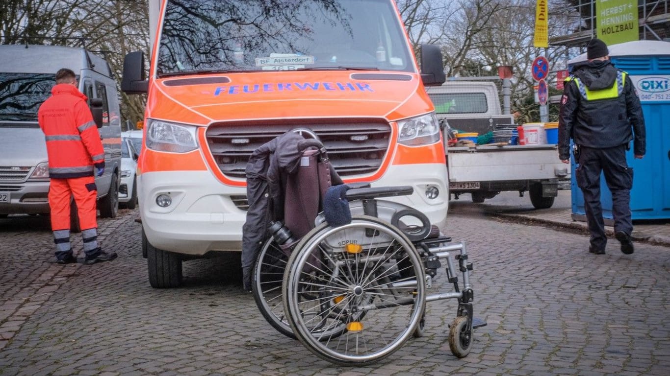 Der Rollstuhl steht vor einem Rettungswagen: Der verunglückte Mann wurde ins Krankenhaus gebracht.
