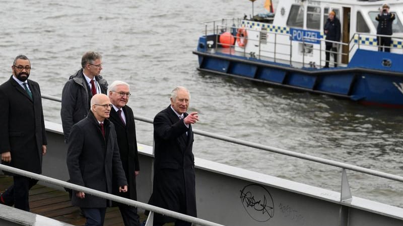 Es geht aufs Schiff. Ein Polizeiboot ist immer nah dabei.