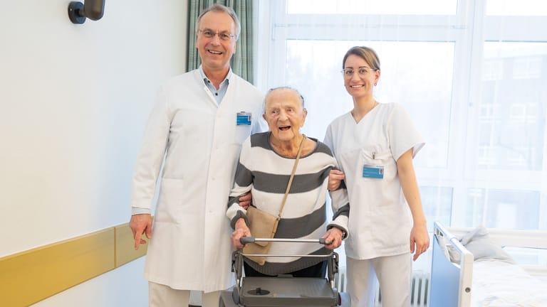 Martha Henze mit Chefarzt und Krankenpflegerin: Sie ist der Liebling der Station.