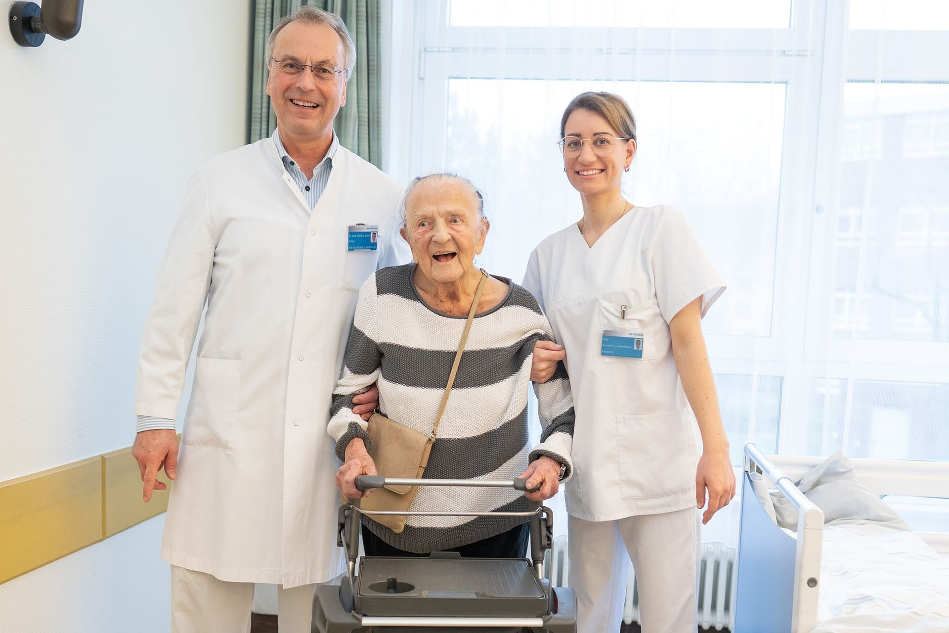 Martha Henze mit Chefarzt und Krankenpflegerin: Sie ist der Liebling der Station.