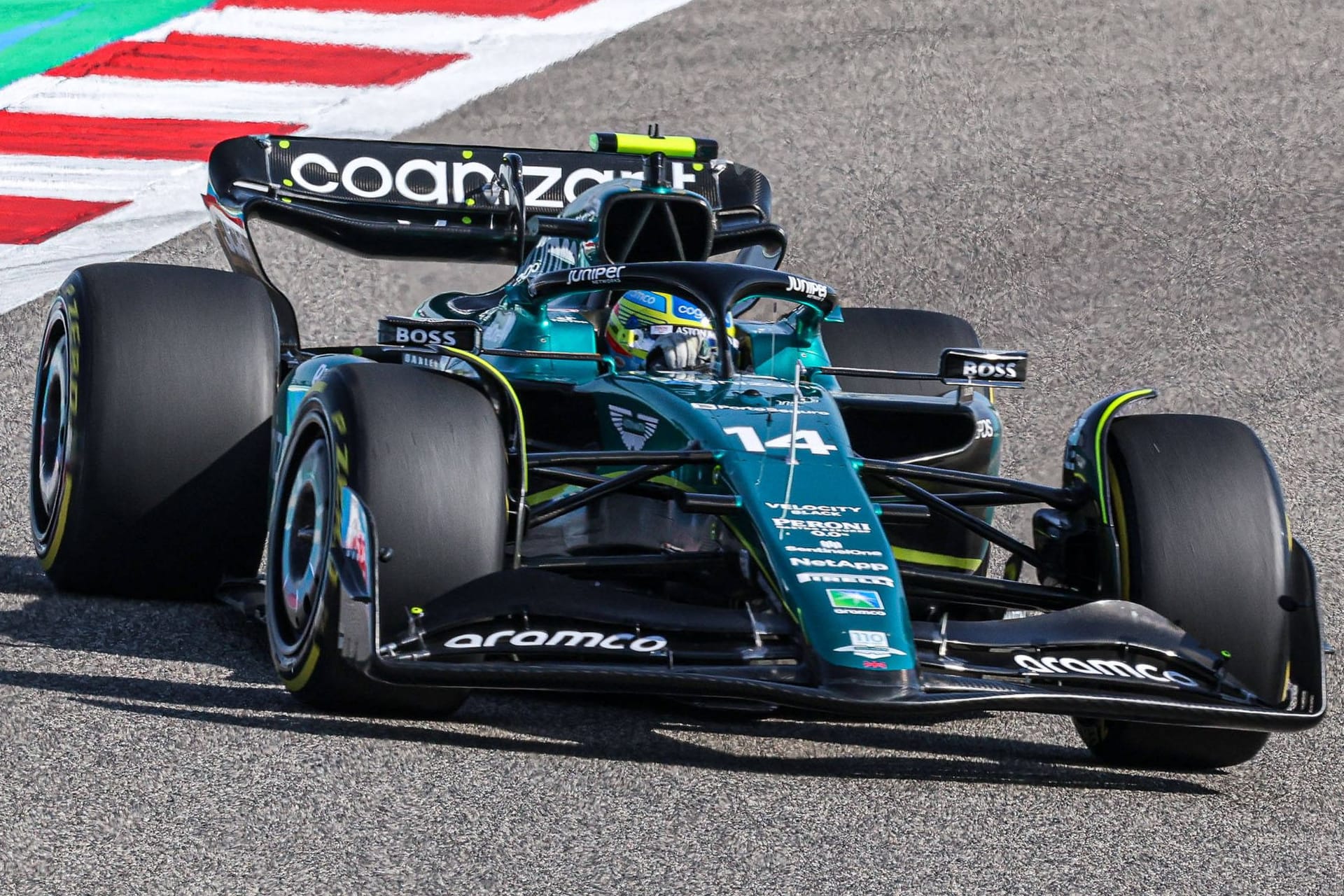 Fernando Alonso auf der Strecke in Sakhir: Der Aston-Martin-Pilot überzeugte in den ersten Trainings.