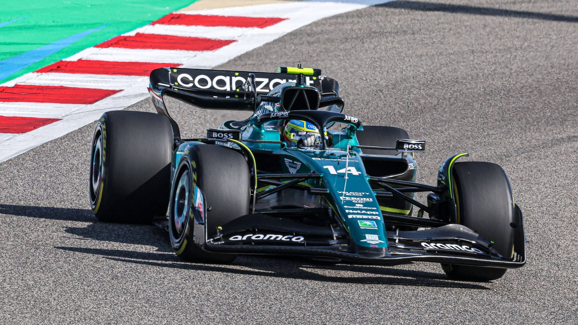 Fernando Alonso auf der Strecke in Sakhir: Der Aston-Martin-Pilot überzeugte in den ersten Trainings.