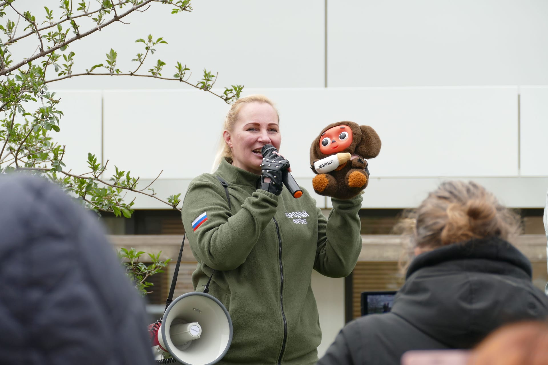 Elena Kolbaniskova mit der russischen Filmfigur Tscheburaschka, die in der Ukraine verboten worden sei. Ukrainische Faktenchecker nennen das eine russische Fake-Erzählung.