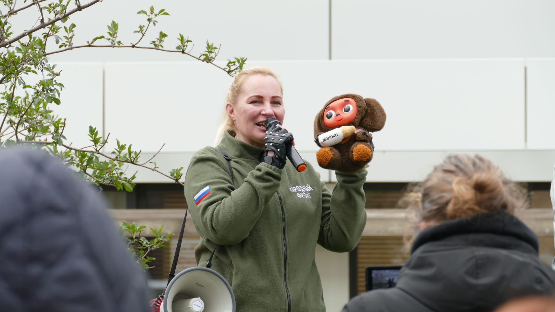 Elena Kolbaniskova mit der russischen Filmfigur Tscheburaschka, die in der Ukraine verboten worden sei. Ukrainische Faktenchecker nennen das eine russische Fake-Erzählung.