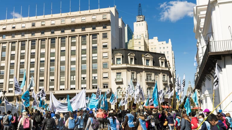 Demonstrierende auf der Plaza de Mayo in Buenos Aires: Immer wieder gibt es in Argentinien landesweite Proteste wegen der wirtschaftlichen Lage.