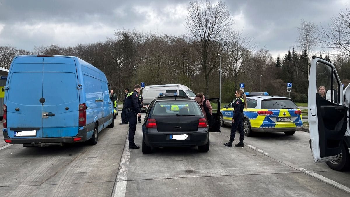 Beamte kontrollieren einen Pkw: Die Aktion fand auf einer Rastanlage bei Sittensen statt. Beamte kontrollieren einen Pkw: Die Aktion fand auf einer Rastanlage bei Sittensen statt.
