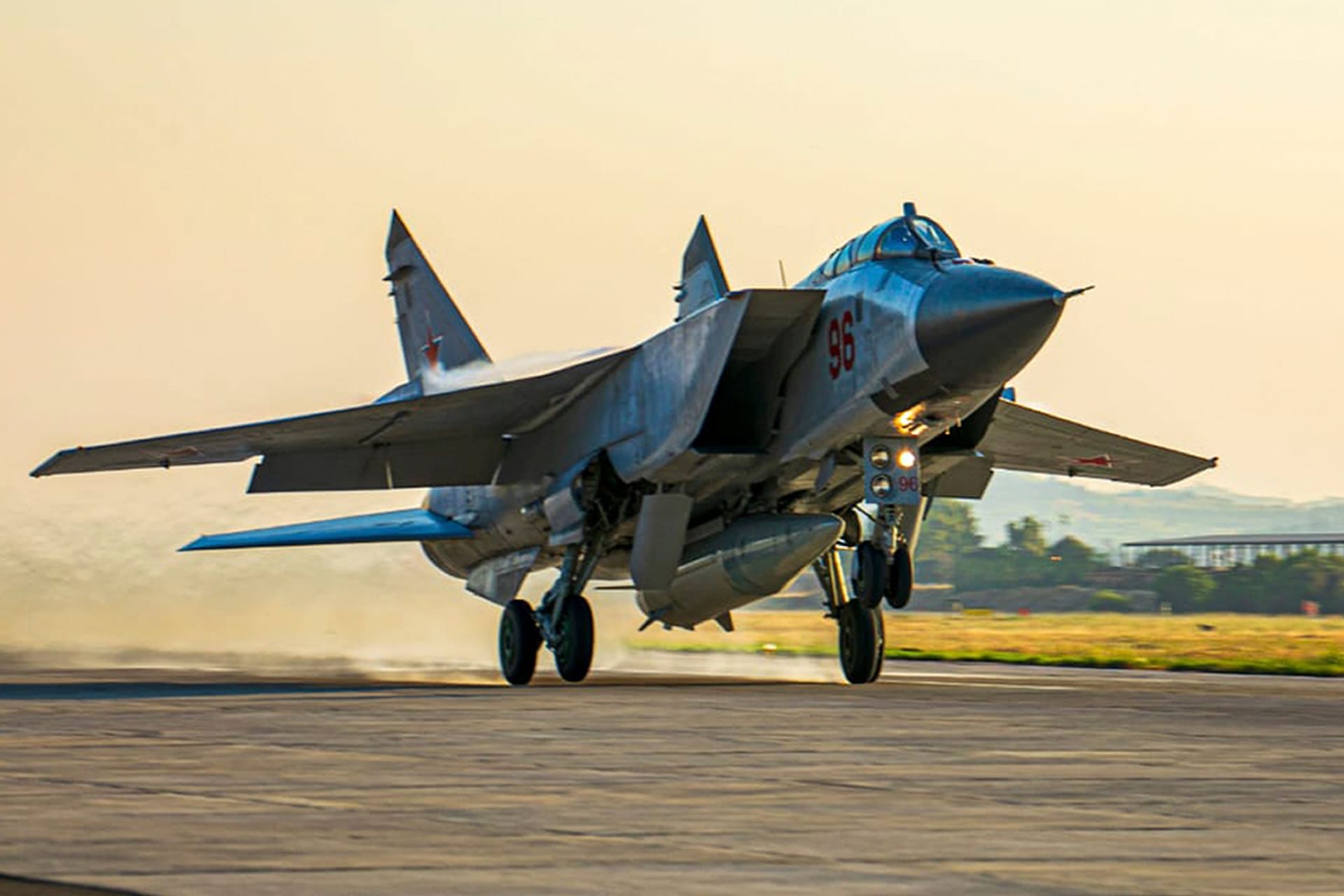 Russischer Jet vom Typ MiG-31 mit einer "Kinschal" (Archivbild): Erneut soll es massive Luftangriffe auf die Ukraine geben.