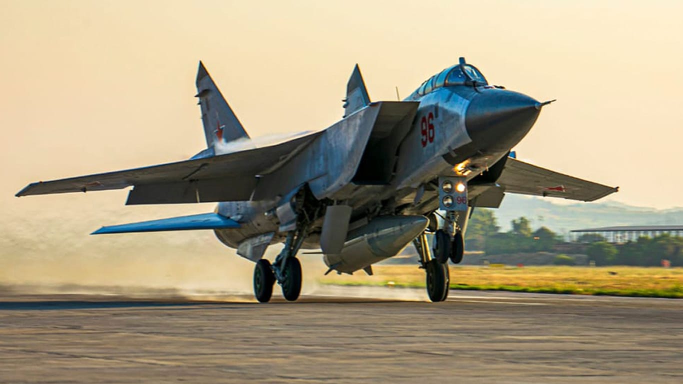 Russischer Jet vom Typ MiG-31 mit einer "Kinschal" (Archivbild): Erneut soll es massive Luftangriffe auf die Ukraine geben.