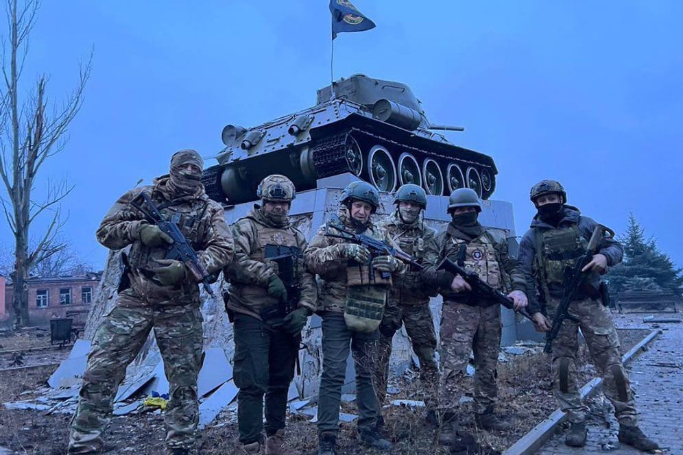 Prigoschin in der Ukraine: Der Söldnerchef inszeniert sich und seine Kämpfer auf einem von ihm verbreiteten Foto im Frontgebiet.