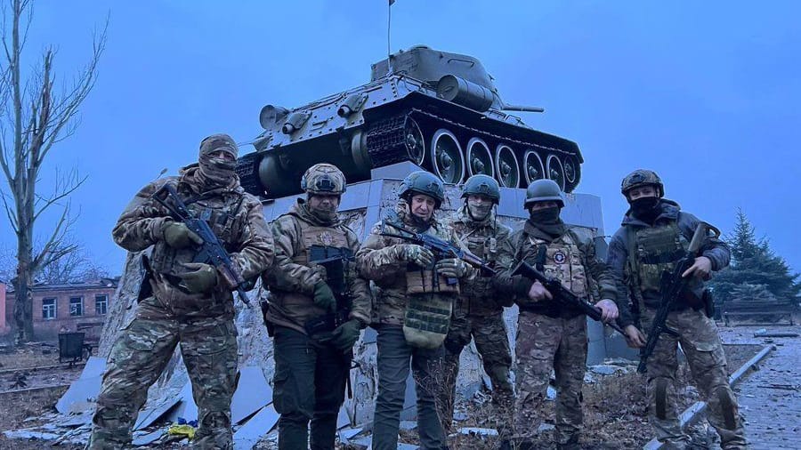 Prigoschin in der Ukraine: Der Söldnerchef inszeniert sich und seine Kämpfer auf einem von ihm verbreiteten Foto im Frontgebiet.