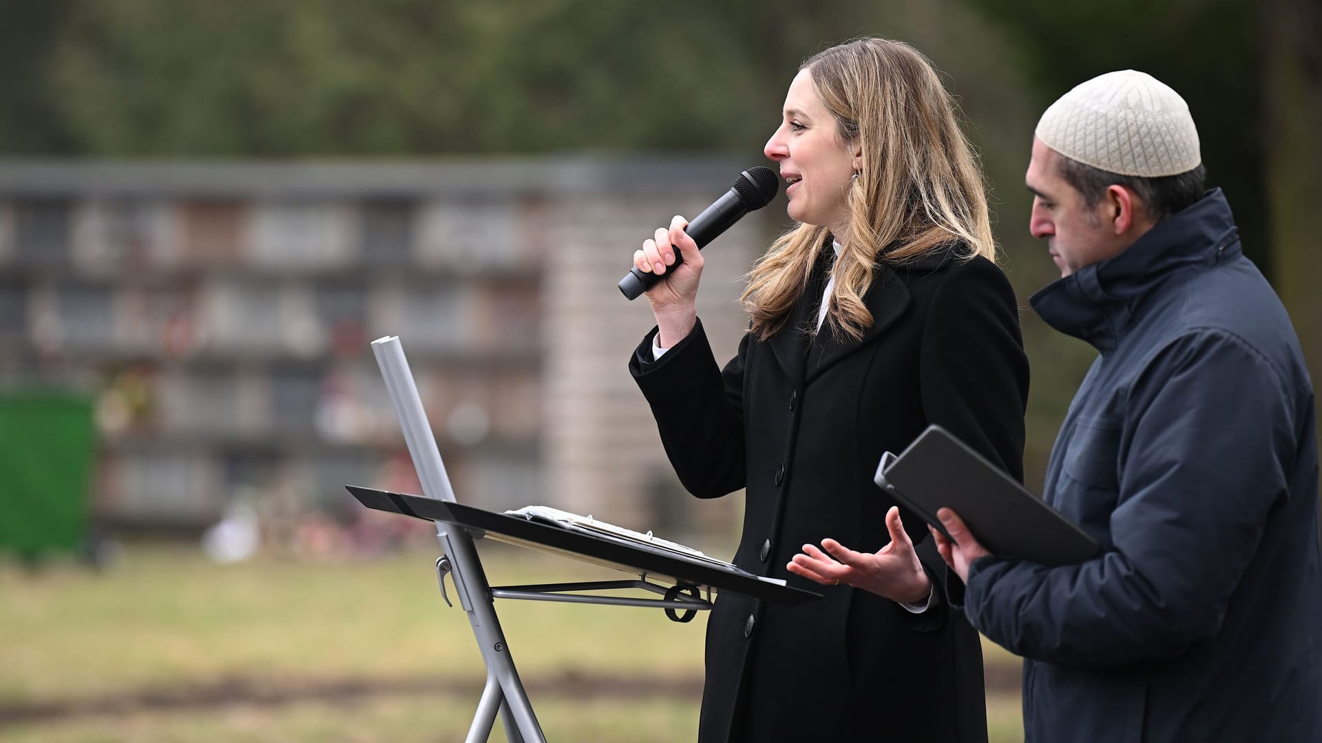 Pfarrerin Corinna Zisselsberger und Imam Osman Örs sprechen gemeinsam den Segen bei der Eröffnung eines muslimischen Begräbnisfeldes auf dem evangelischen Friedhof Emmaus in Berlin-Neukölln.