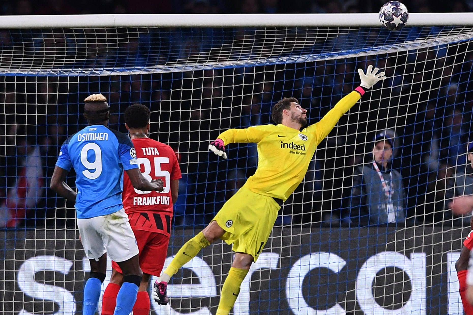 Machtlos: Frankfurts Torwart Trapp schaut dem Ball von Neapels Osimhen nur hinterher.