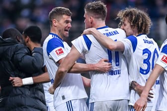 Es geht aufwärts: Jubel bei den Schalkern um Torjäger Terodde (li.) im Spiel beim VfL Bochum.