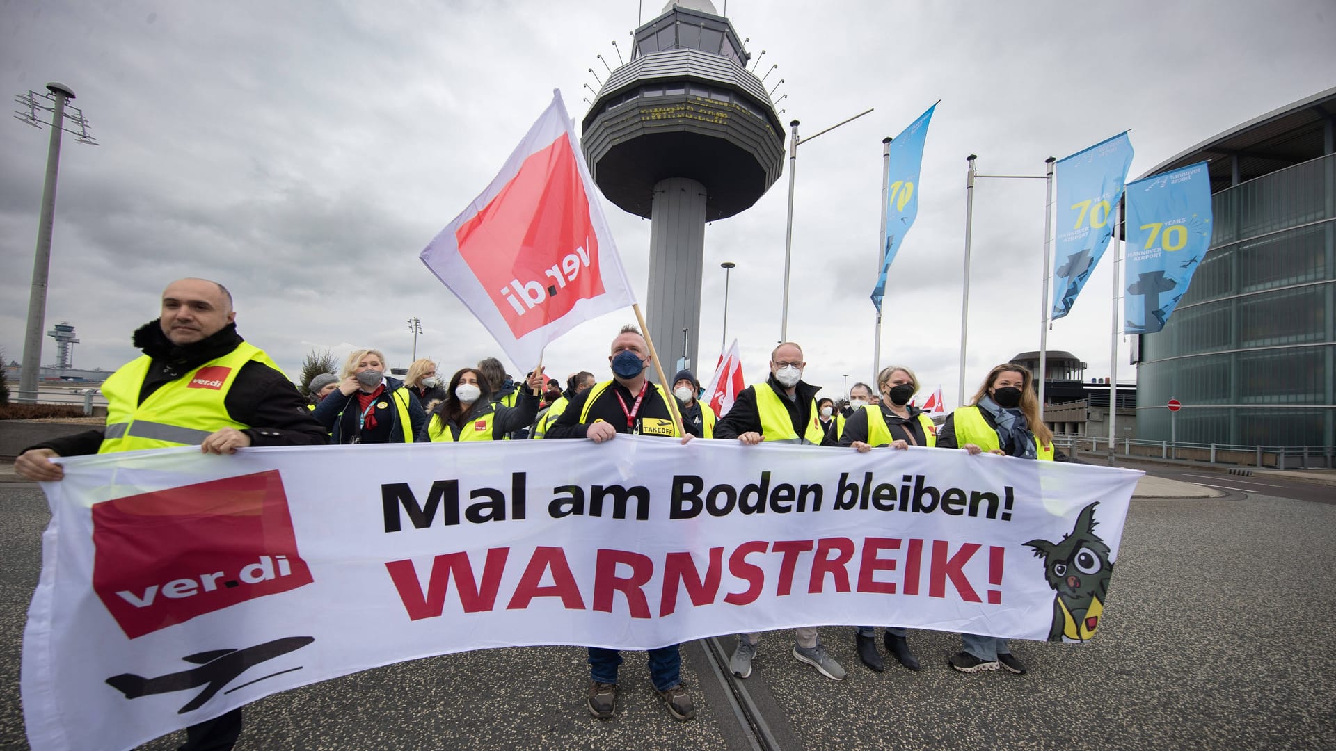 Die Gewerkschaft Verdi bestreikt den Flughafen Hannover (Archivbild): In der Nacht zu Montag fallen viele Flüge aus.