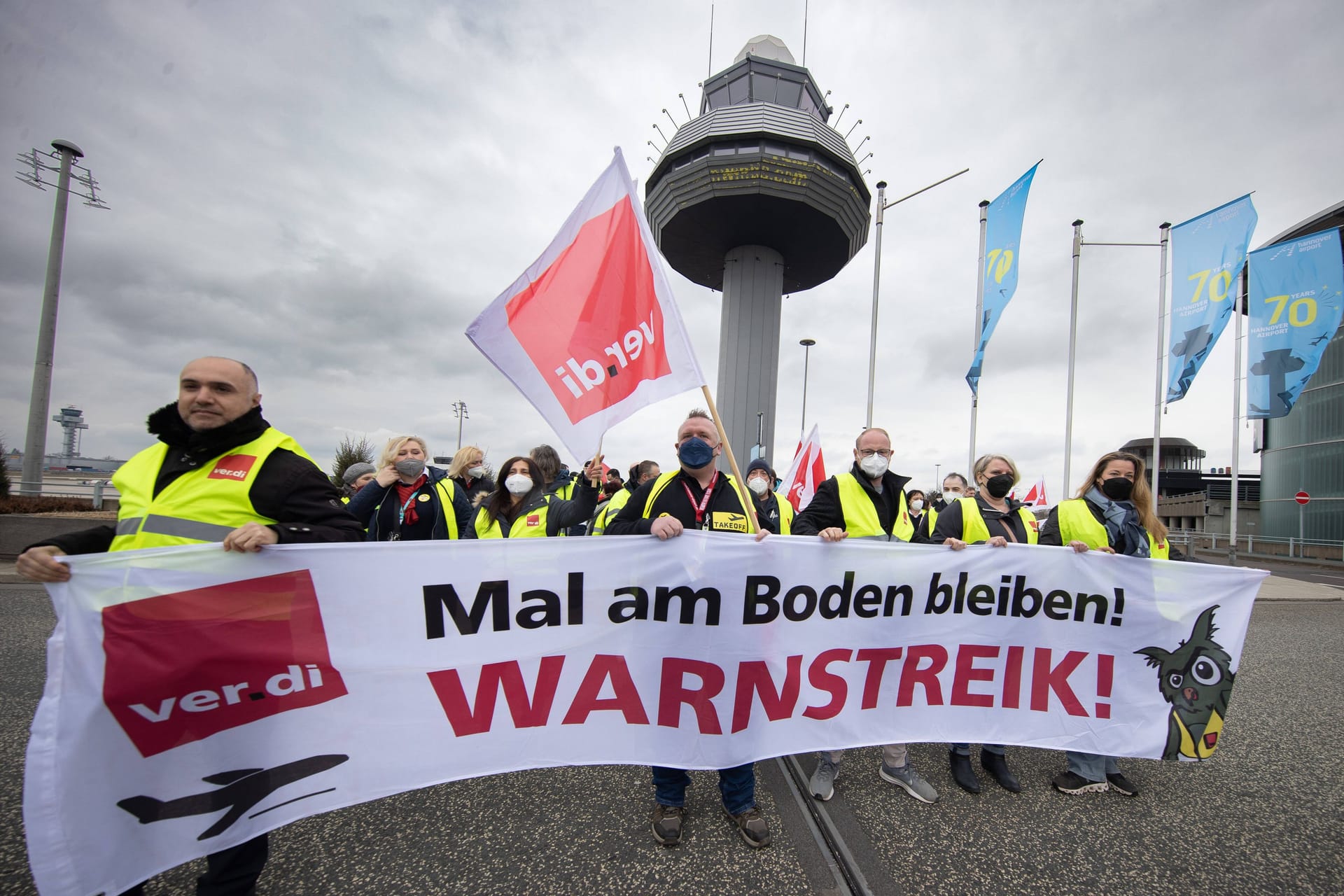 Die Gewerkschaft Verdi bestreikt den Flughafen Hannover (Archivbild): In der Nacht zu Montag fallen viele Flüge aus.