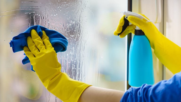 Fenster putzen mit Glycerin: Indem Sie mehr Glycerin verwenden, können Sie das Ammoniak weglassen.