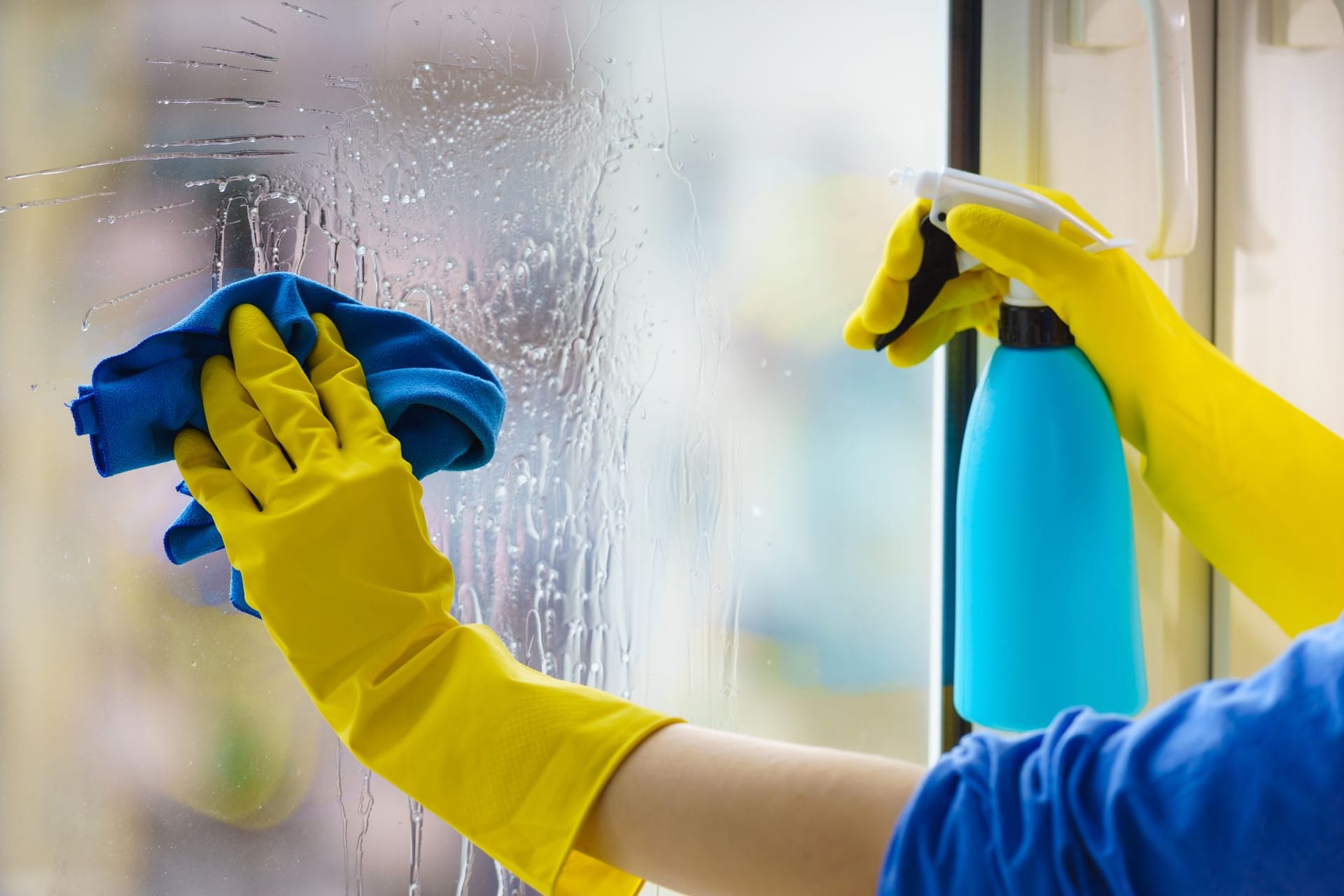 Fenster putzen mit Glycerin: Indem Sie mehr Glycerin verwenden, können Sie das Ammoniak weglassen.