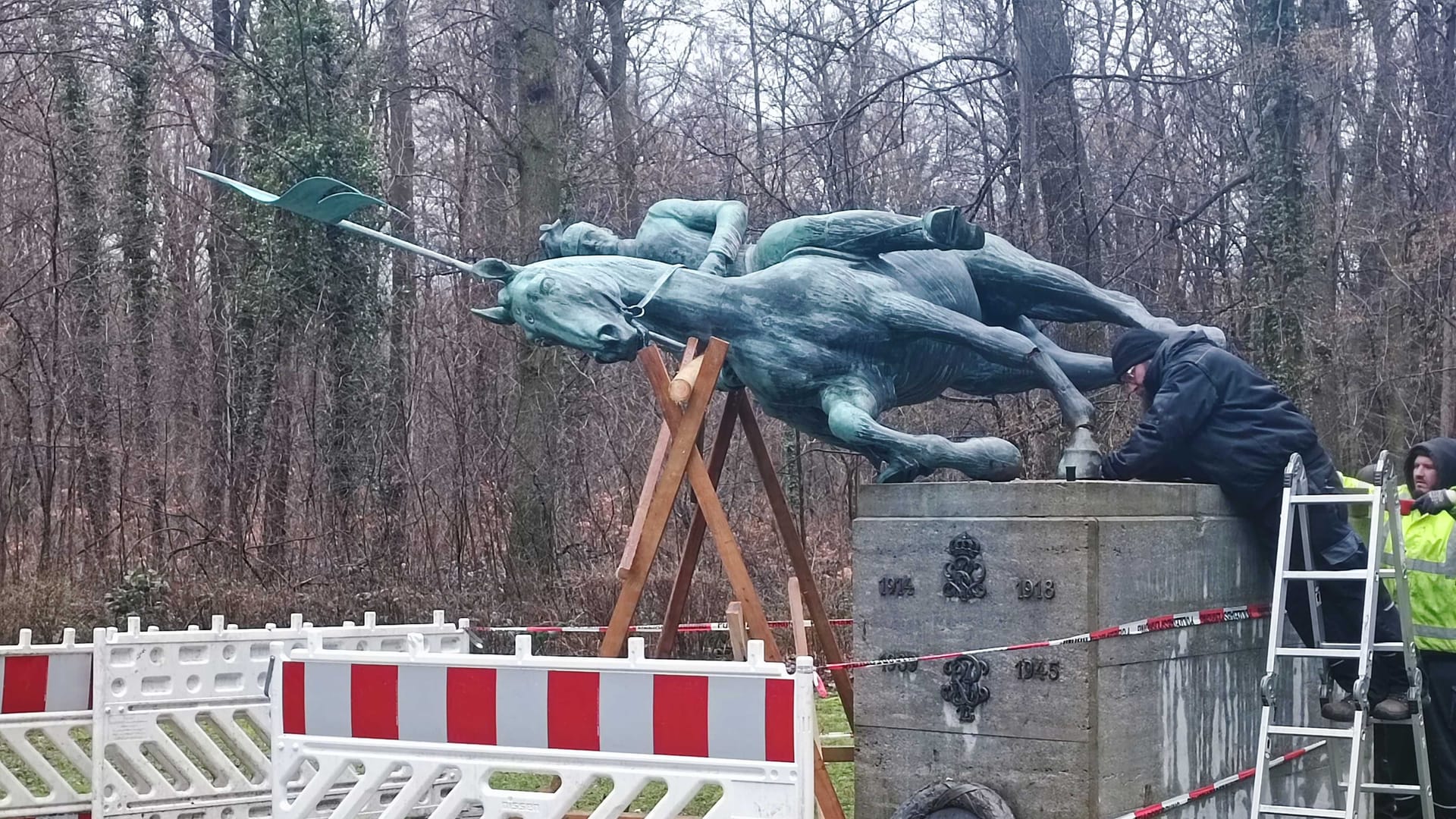 Das Ulanendenkmal in der Eilenriede ist schwer beschädigt: Handwerker bereiten den Abtransport des historischen Objektes vor.