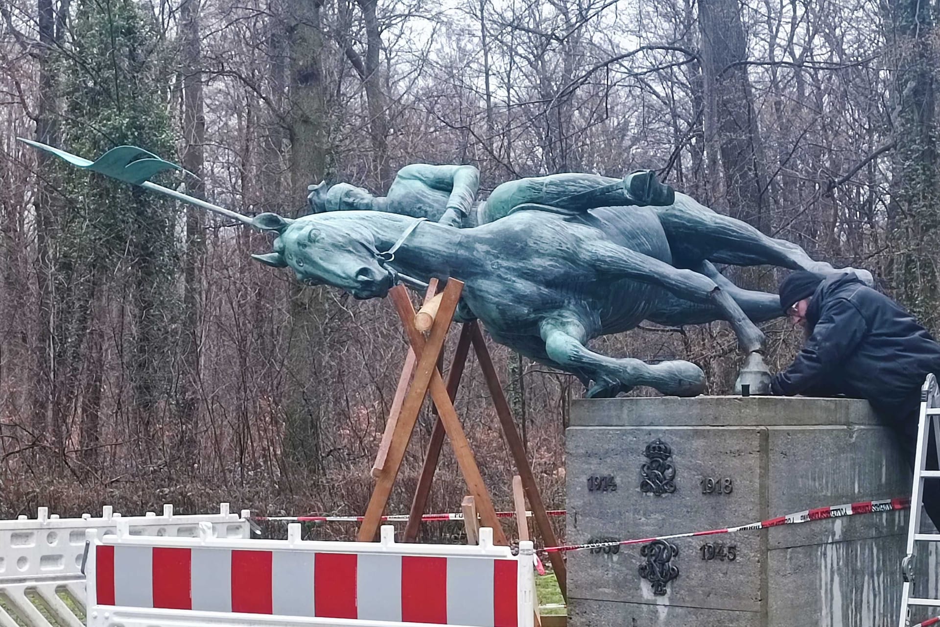 Das Ulanendenkmal in der Eilenriede ist schwer beschädigt: Handwerker bereiten den Abtransport des historischen Objektes vor.