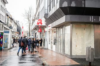 Leerstehendes Geschäft in einer deutschen Fußgängerzone: Die Innenstadt, wie wir sie kennen, ändert sich derzeit gründlich.